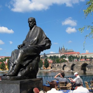 Statua Bedrich Smetana lungo Moldava